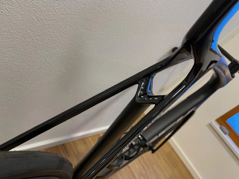 Trek Madone SL 6 Gen 8 Di2 Shimano 105 vel. XL (na postavu 188 cm - 213 cm)