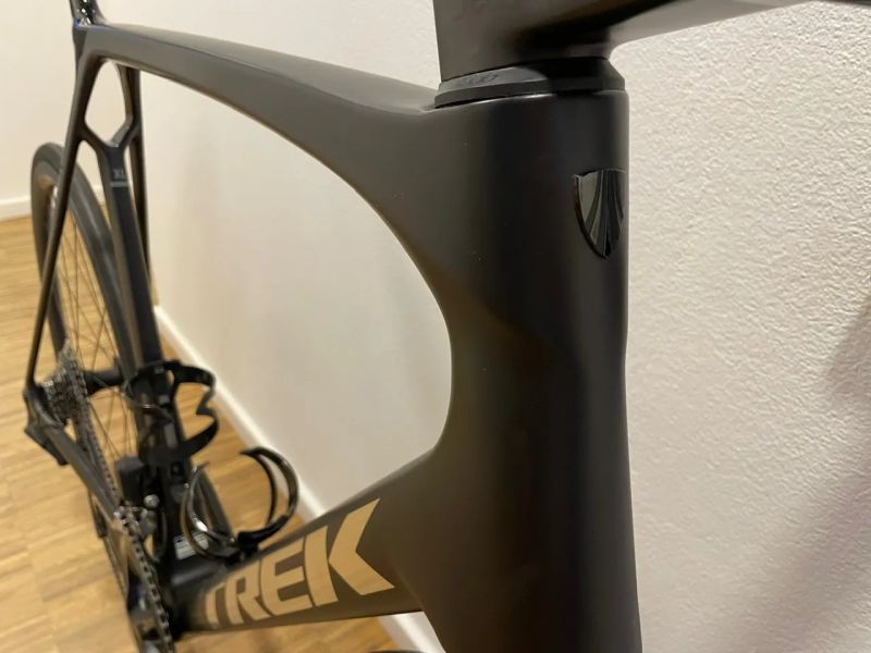 Trek Madone SL 6 Gen 8 Di2 Shimano 105 vel. XL (na postavu 188 cm - 213 cm)