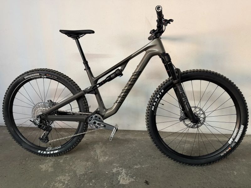 Horské celoodpruzene karbonové kolo