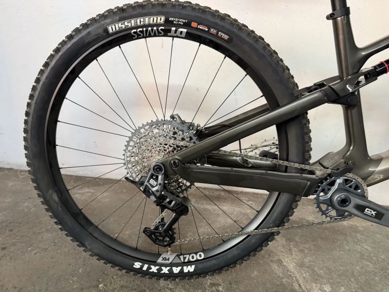 Horské celoodpruzene karbonové kolo