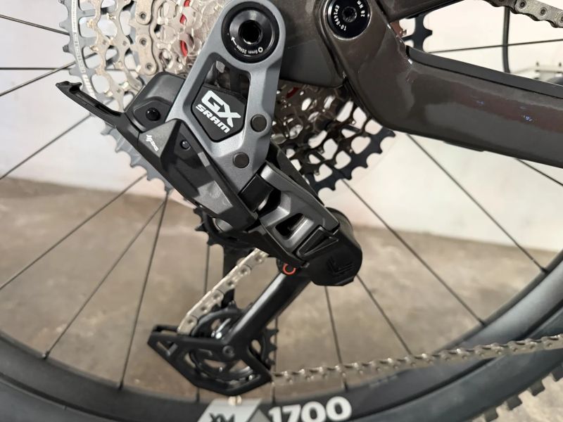 Horské celoodpruzene karbonové kolo