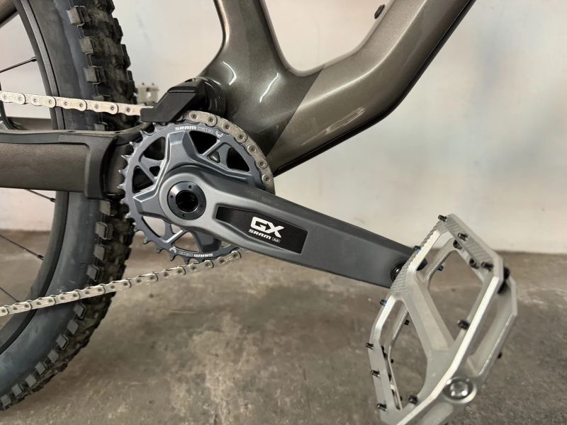 Horské celoodpruzene karbonové kolo