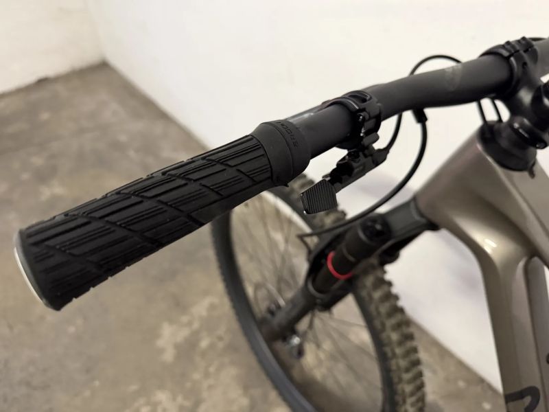 Horské celoodpruzene karbonové kolo