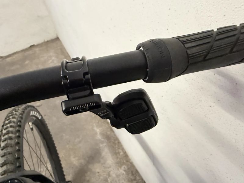 Horské celoodpruzene karbonové kolo