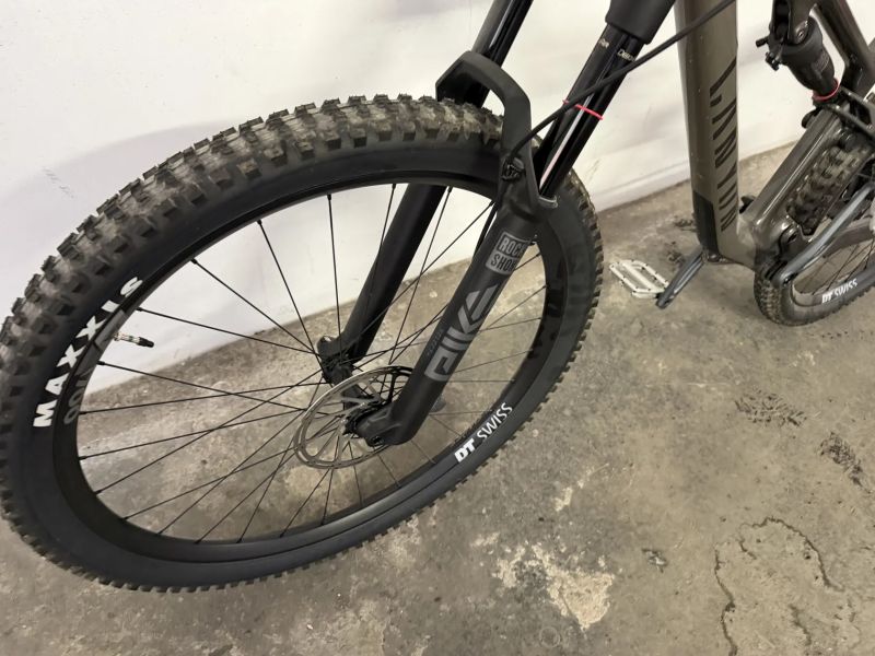 Horské celoodpruzene karbonové kolo