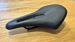 Prodám sedlo Fizik Terra Argo X7, šířka 150 mm (stav nové).