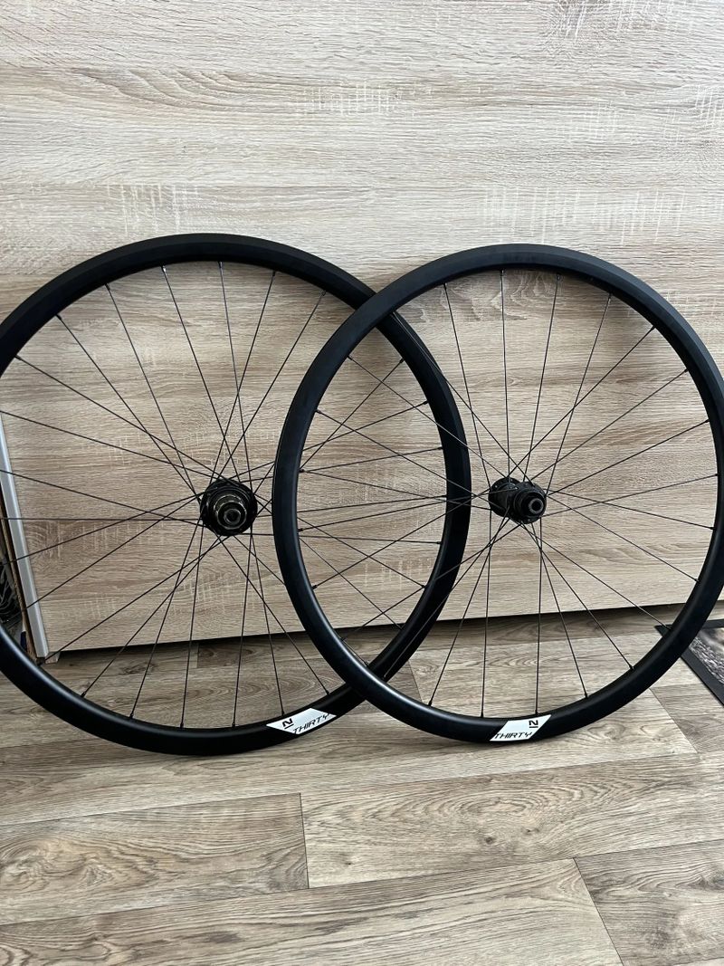 Gravel kola Novatec Thirty