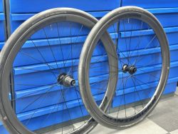 Bontrager Aeolus Elite 35 TLR | ořech Shimano HG | centerlock | 1665 gramů