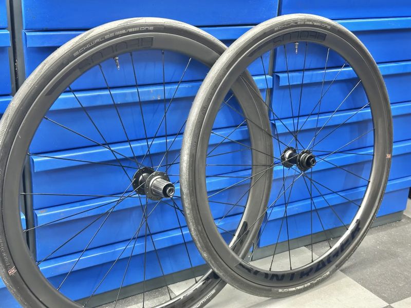 Bontrager Aeolus Elite 35 TLR | ořech Shimano HG | centerlock | 1665 gramů