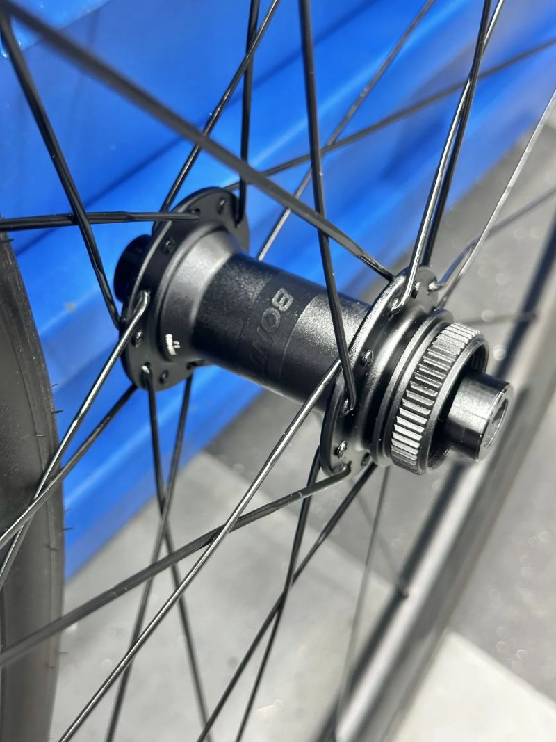 Bontrager Aeolus Elite 35 TLR | ořech Shimano HG | centerlock | 1665 gramů