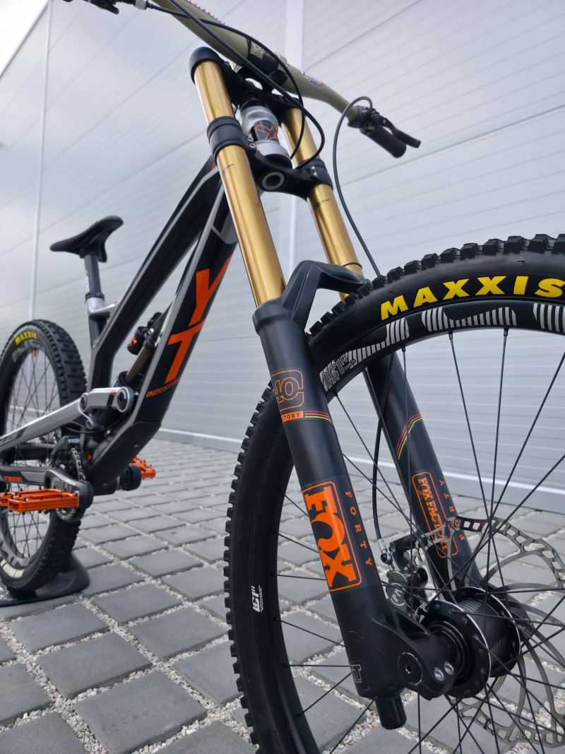 Downhill kolo YT Industries Tues CF Pro Race Carbon 27.5" velikost L (M) / Karbonová kola E13 / Top