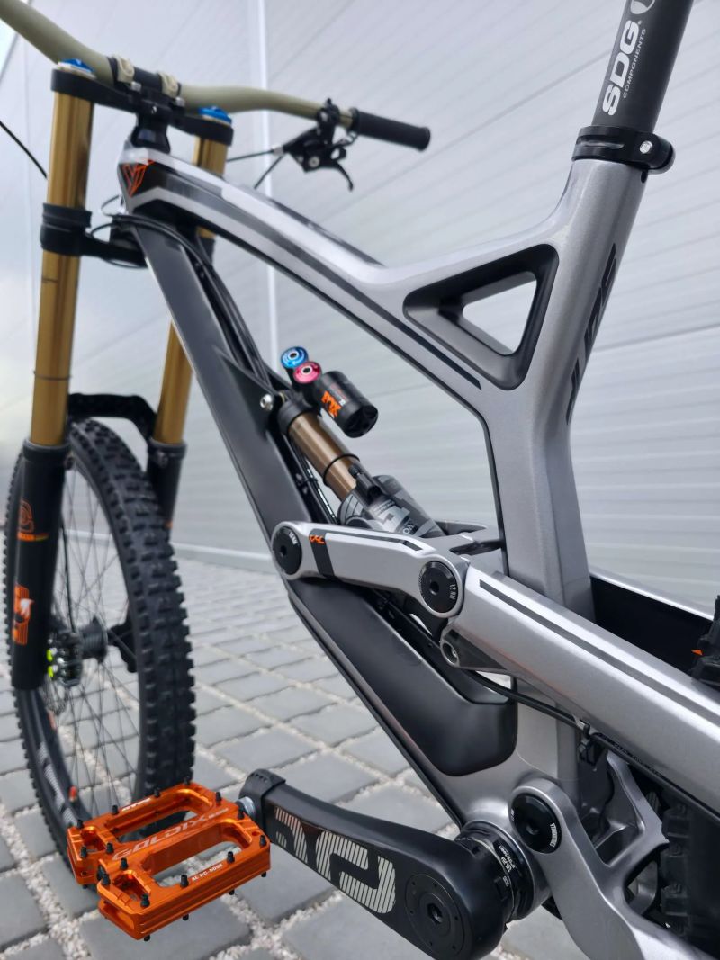 Downhill kolo YT Industries Tues CF Pro Race Carbon 27.5" velikost L (M) / Karbonová kola E13 / Top