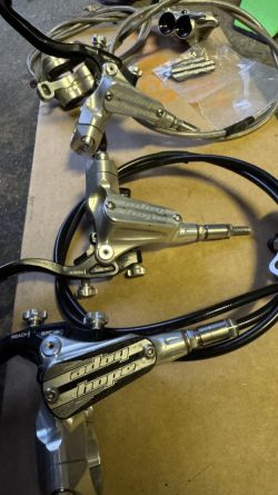 Brzdy Hope Tech 3 E4 (sada přední, zadní + jedna přední náhradní jako nová)