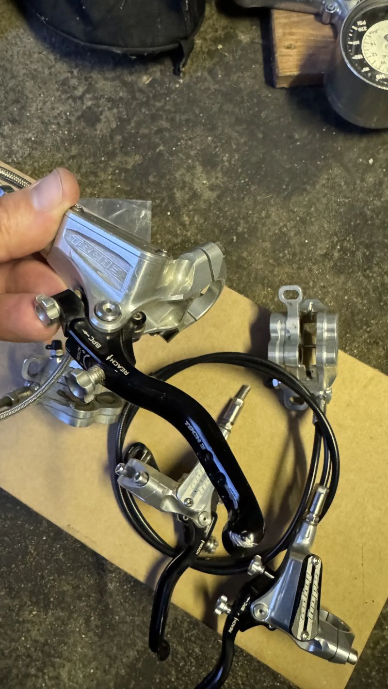 Brzdy Hope Tech 3 E4 (sada přední, zadní + jedna přední náhradní jako nová)