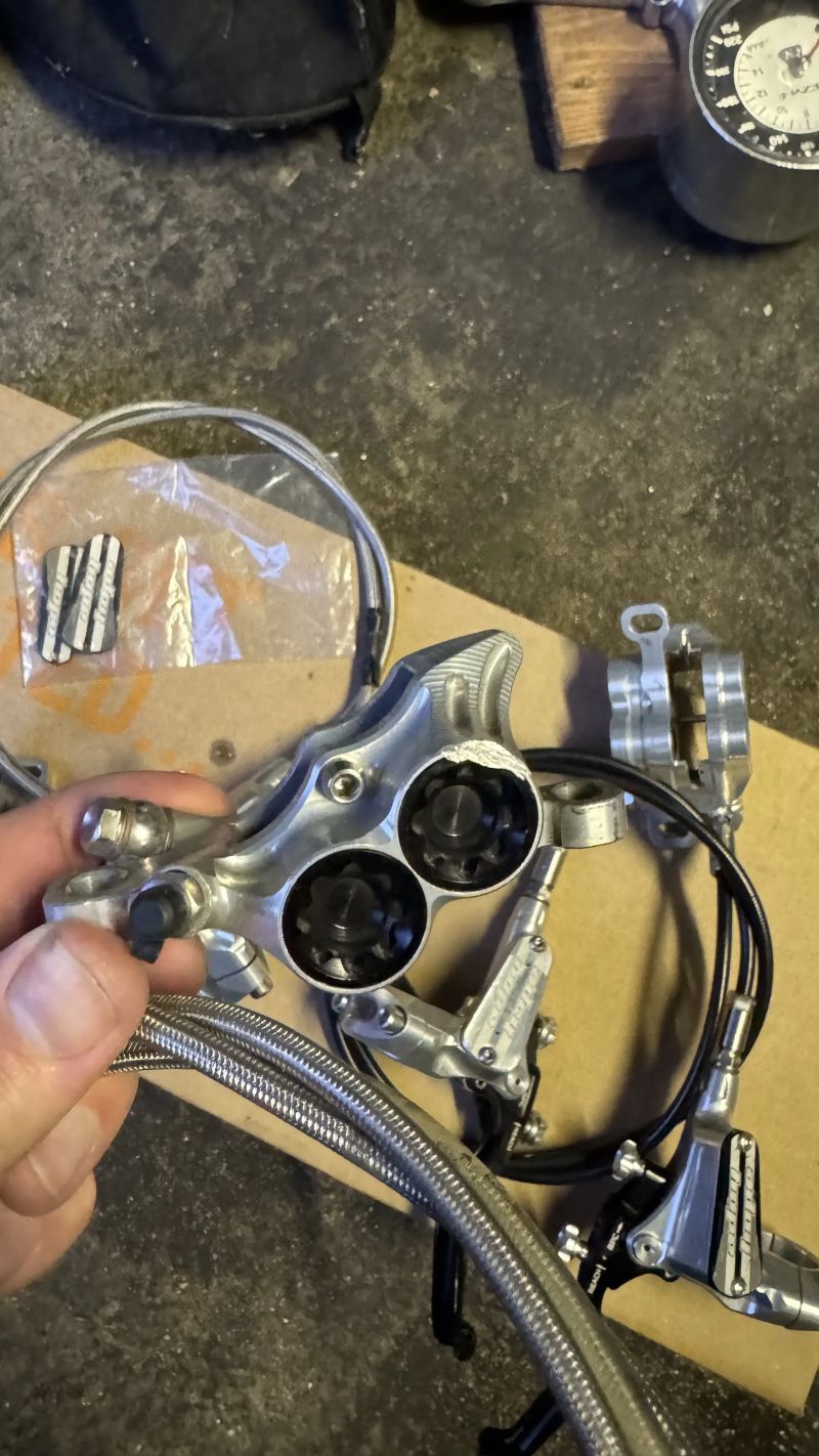 Brzdy Hope Tech 3 E4 (sada přední, zadní + jedna přední náhradní jako nová)