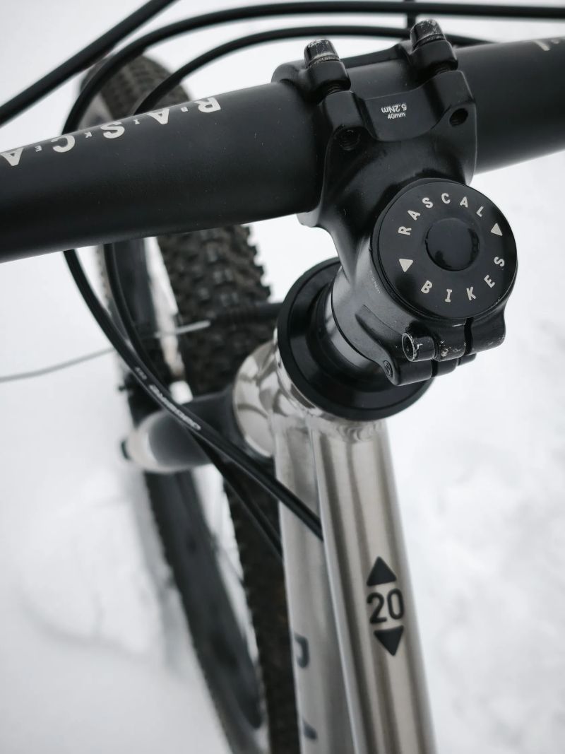 RASCAL 20 - barva Titanium