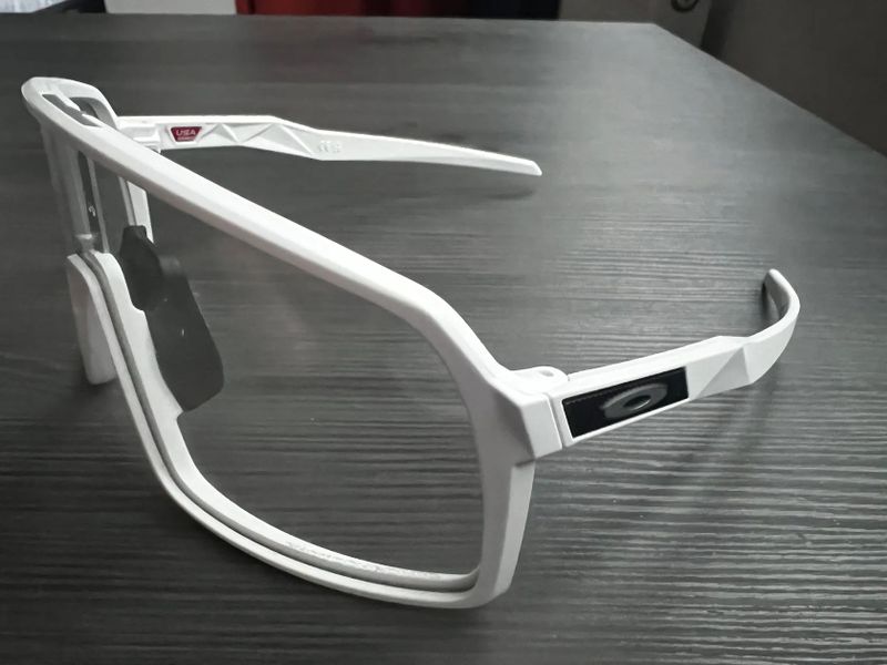Oakley Sutro brýle, Matte White/Clear to Black Iridium Photochromic