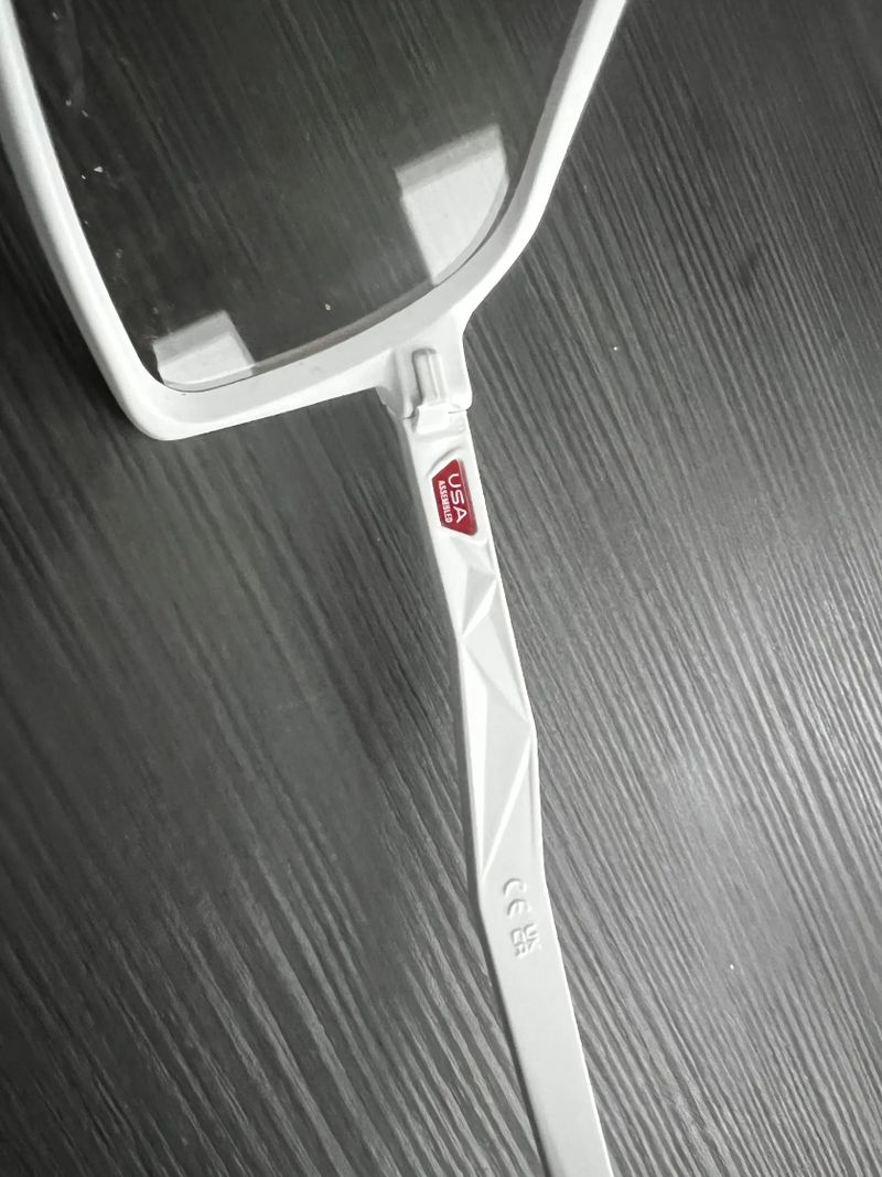 Oakley Sutro brýle, Matte White/Clear to Black Iridium Photochromic