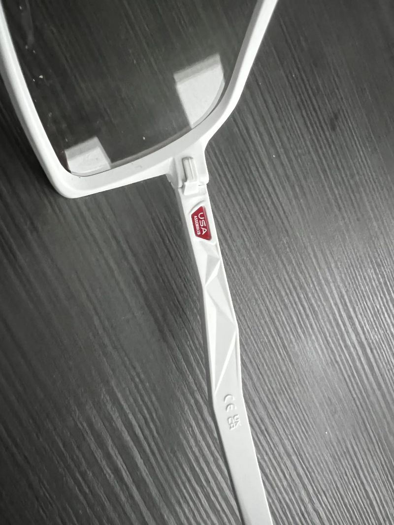 Oakley Sutro brýle, Matte White/Clear to Black Iridium Photochromic