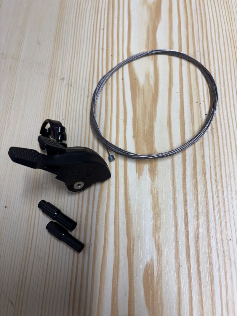 FOX2 páčka na řídítka pro uzamykání vidlice/tlumiče, 3 polohy, pro 2 lanka