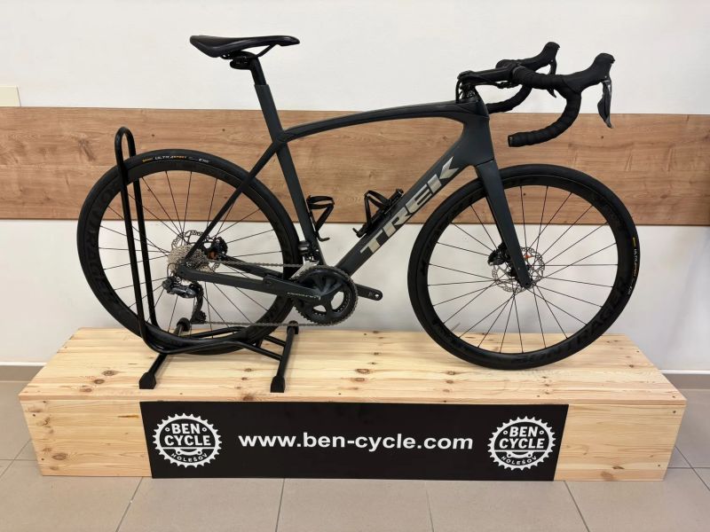 Trek Domane Di2 - karbonová kola bontrager