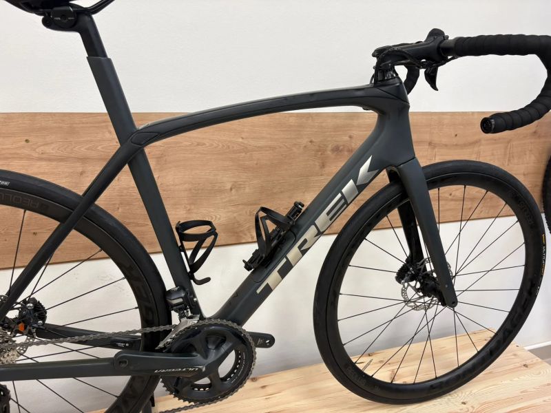Trek Domane Di2 - karbonová kola bontrager