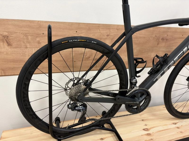 Trek Domane Di2 - karbonová kola bontrager