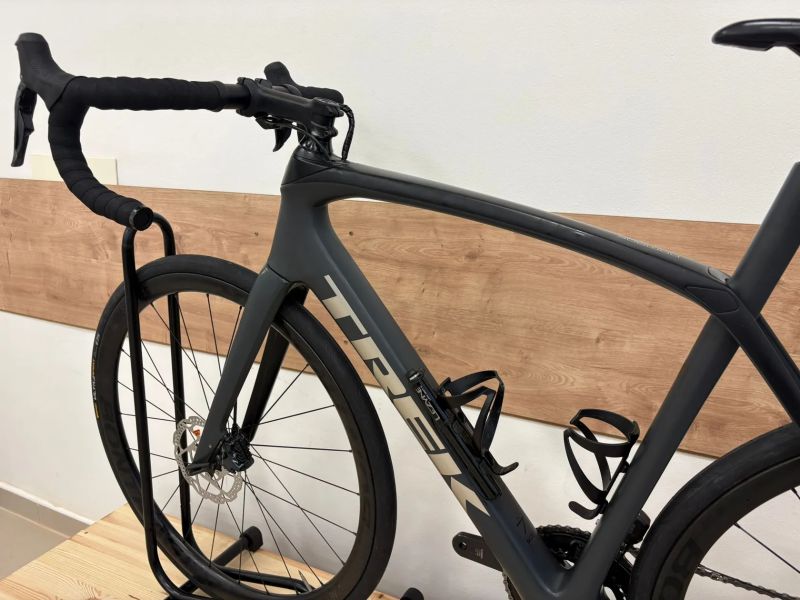 Trek Domane Di2 - karbonová kola bontrager
