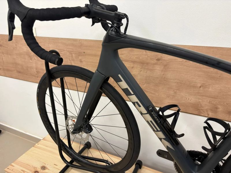 Trek Domane Di2 - karbonová kola bontrager