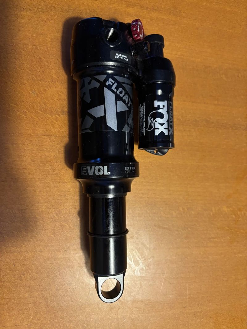 Fox Performance Float X, tlumení s 2 polohami, 185 mm x 55 mm.