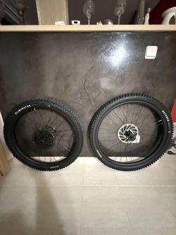 Prodám nová zapletená kola Specialized – mullet 29“ / 27,5“, sundaná z nového kola Specialized,0km