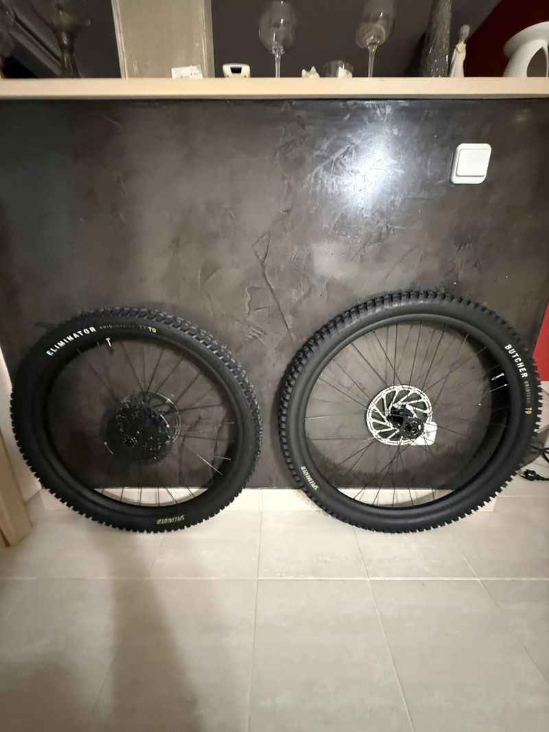 Prodám nová zapletená kola Specialized – mullet 29“ / 27,5“, sundaná z nového kola Specialized,0km