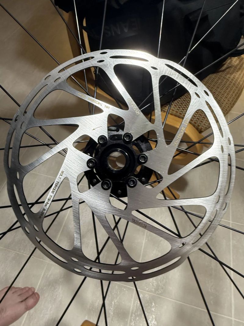 Prodám nová zapletená kola Specialized – mullet 29“ / 27,5“, sundaná z nového kola Specialized,0km