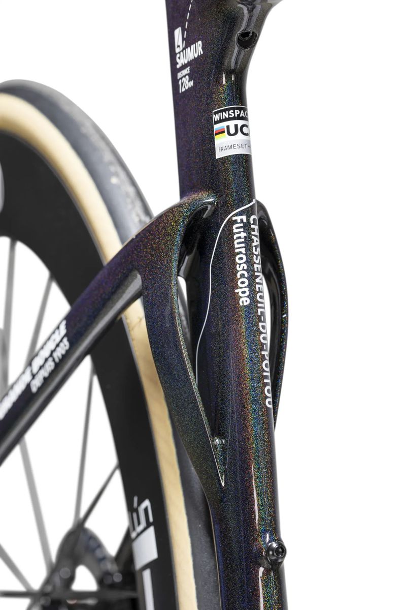 Winspace T1600 Shimano Utegra Di2, celokarbon