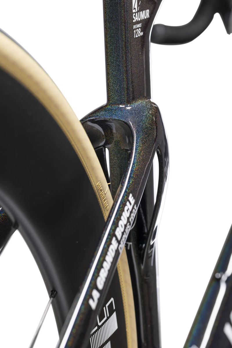 Winspace T1600 Shimano Utegra Di2, celokarbon