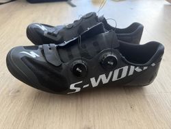 Prodám tretry Specialized S-WORKS Road 7 vent black 45, Crimson 45, Fizik Vento Infinito Carbon 44,5