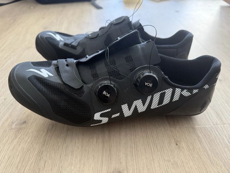Prodám tretry Specialized S-WORKS Road 7 vent black 45, Crimson 45, Fizik Vento Infinito Carbon 44,5