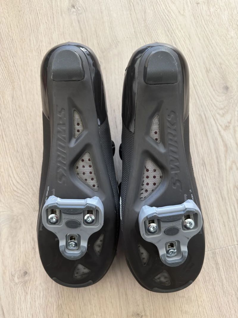 Prodám tretry Specialized S-WORKS Road 7 vent black 45, Crimson 45, Fizik Vento Infinito Carbon 44,5