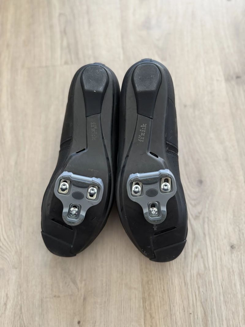 Prodám tretry Specialized S-WORKS Road 7 vent black 45, Crimson 45, Fizik Vento Infinito Carbon 44,5