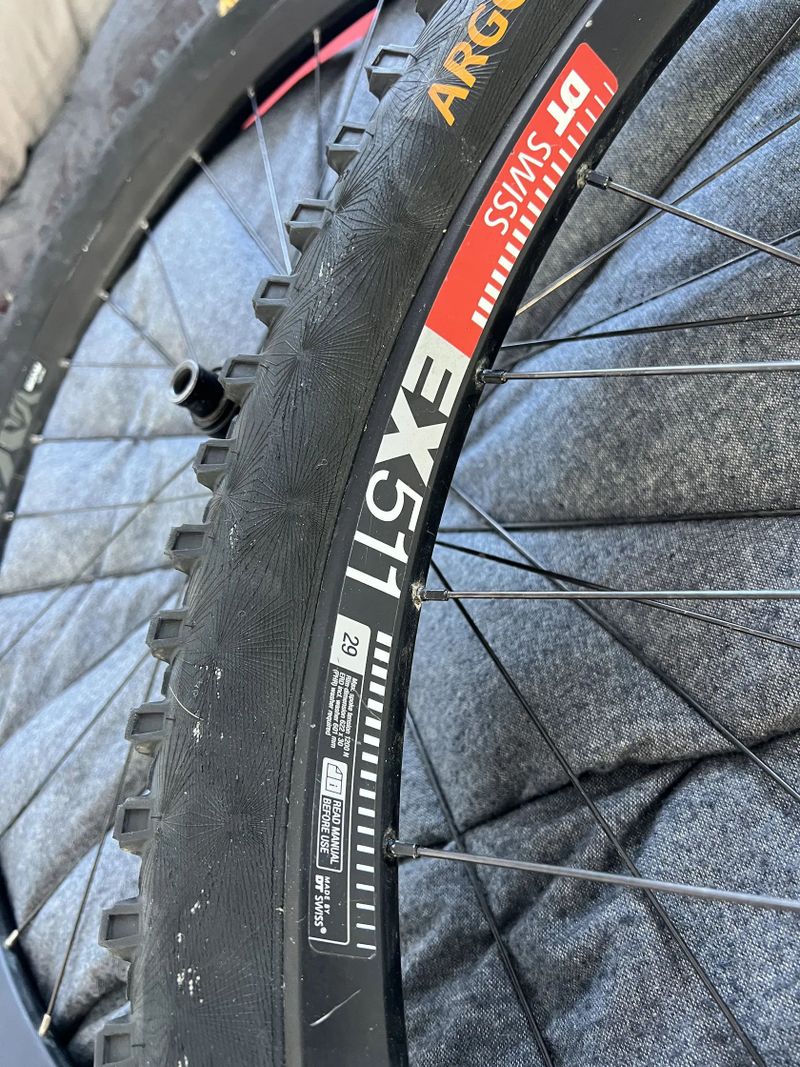 Zapletená kola dt swiss ex 511 a X edge ryde