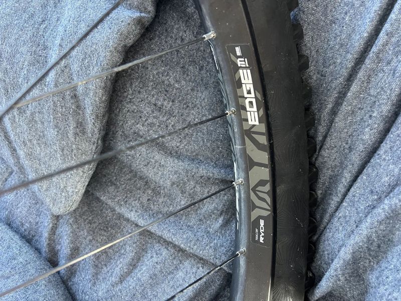 Zapletená kola dt swiss ex 511 a X edge ryde