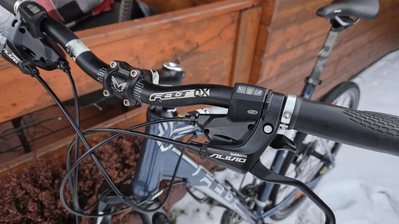 Trekové kolo Felt QX80 velikost 21" postava 175-189cm minimálně použité.