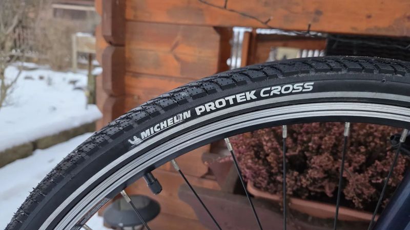 Trekové kolo Felt QX80 velikost 21" postava 175-189cm minimálně použité.