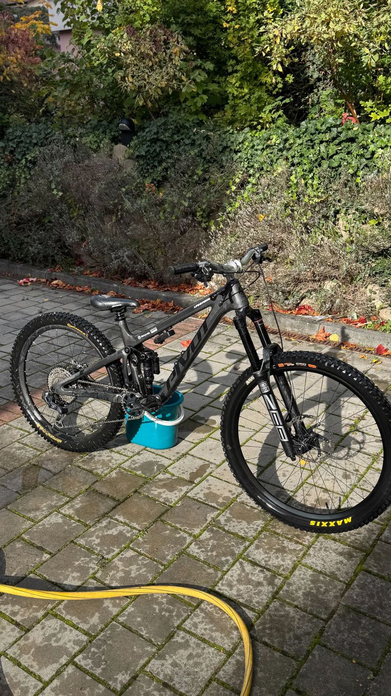 Custom Pivot Cycles Mach 6