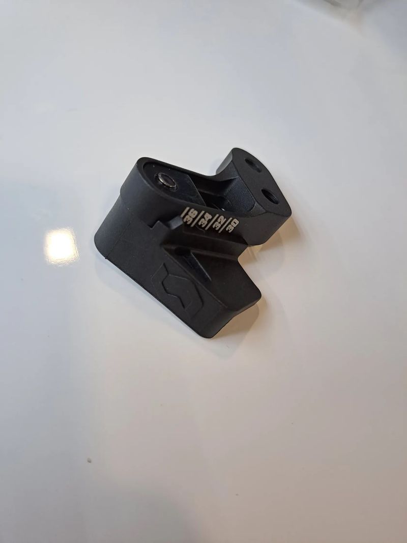 Vodítko řetězu originál Scott