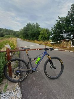 Prodám celoodpružené horské kolo orbea oiz M-pro velikost L karbonové a karbonová kola +wattmetr 