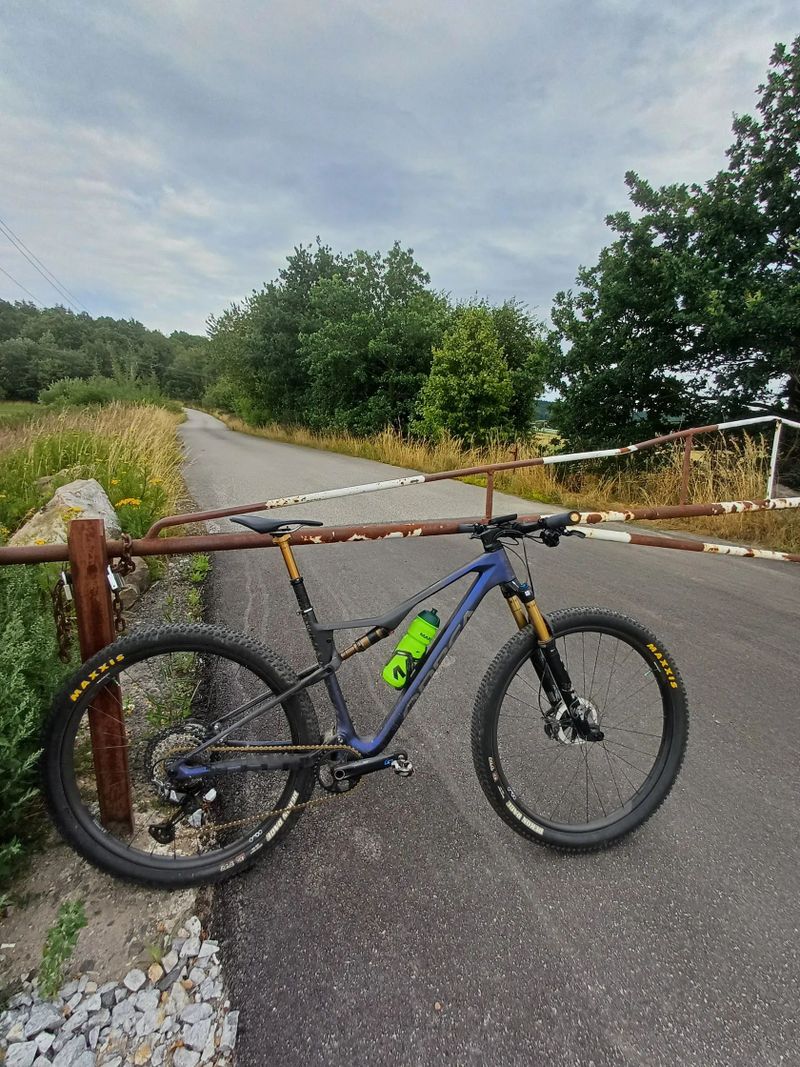 Prodám celoodpružené horské kolo orbea oiz M-pro velikost L karbonové a karbonová kola +wattmetr 