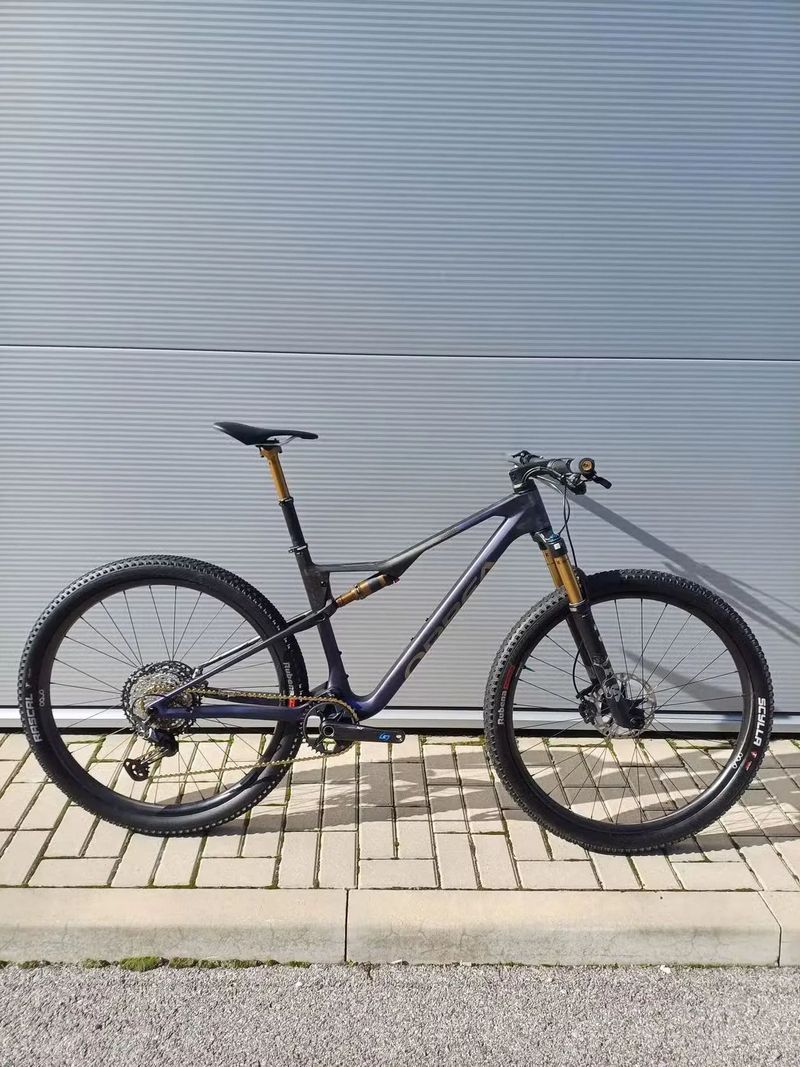 Prodám celoodpružené horské kolo orbea oiz M-pro velikost L karbonové a karbonová kola +wattmetr 