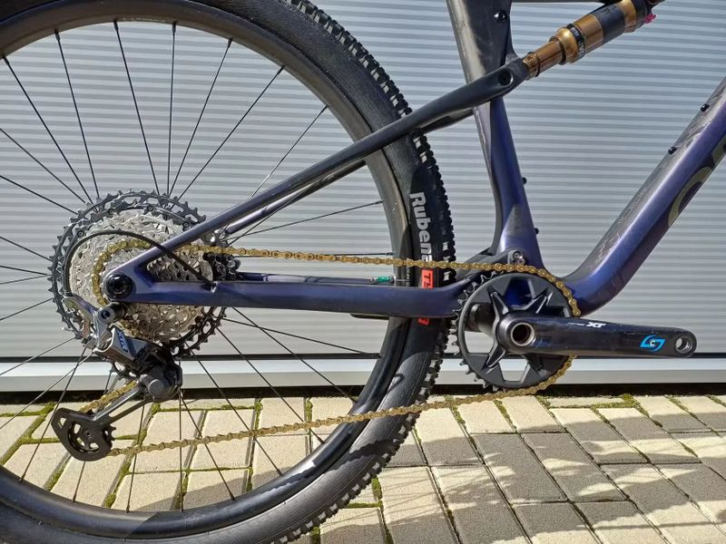 Prodám celoodpružené horské kolo orbea oiz M-pro velikost L karbonové a karbonová kola +wattmetr 