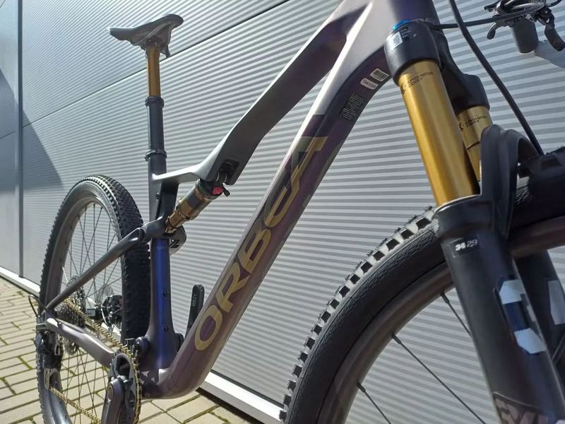 Prodám celoodpružené horské kolo orbea oiz M-pro velikost L karbonové a karbonová kola +wattmetr 